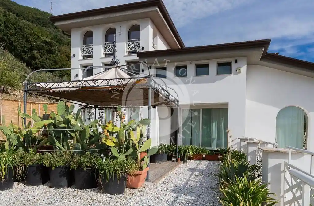 Villa in vendita a Carrara