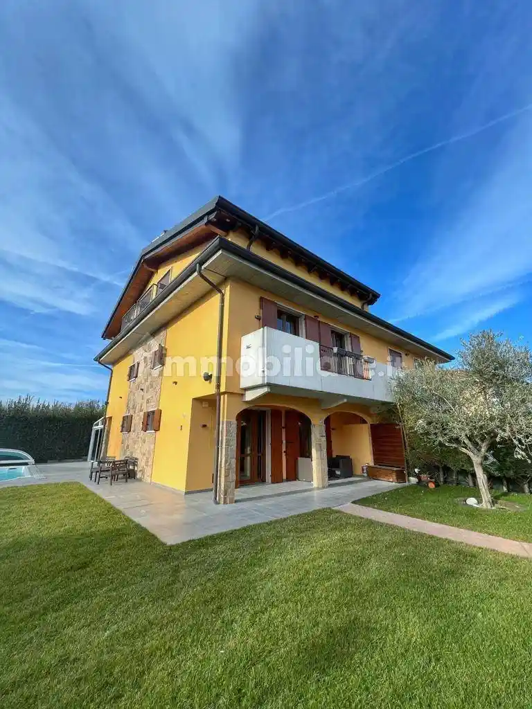 Villa in vendita a Peschiera del Garda