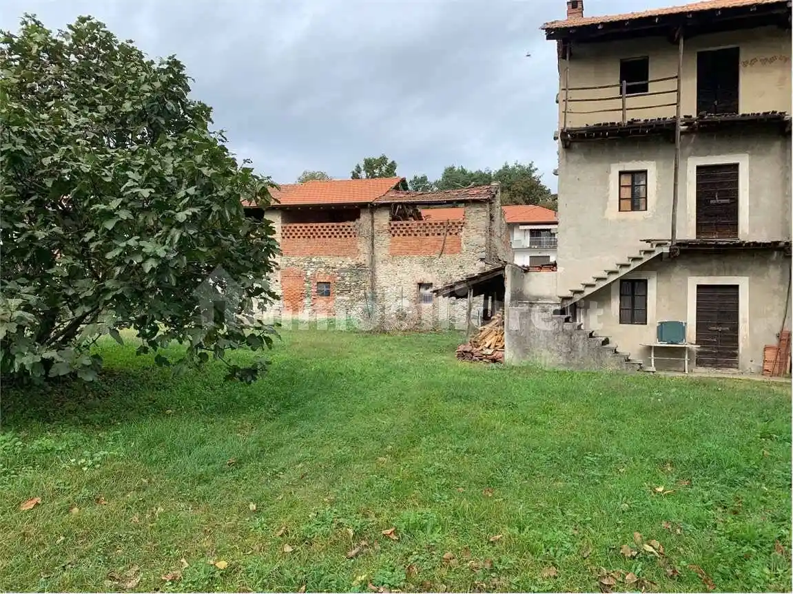 Casa indipendente in vendita a Varallo Pombia