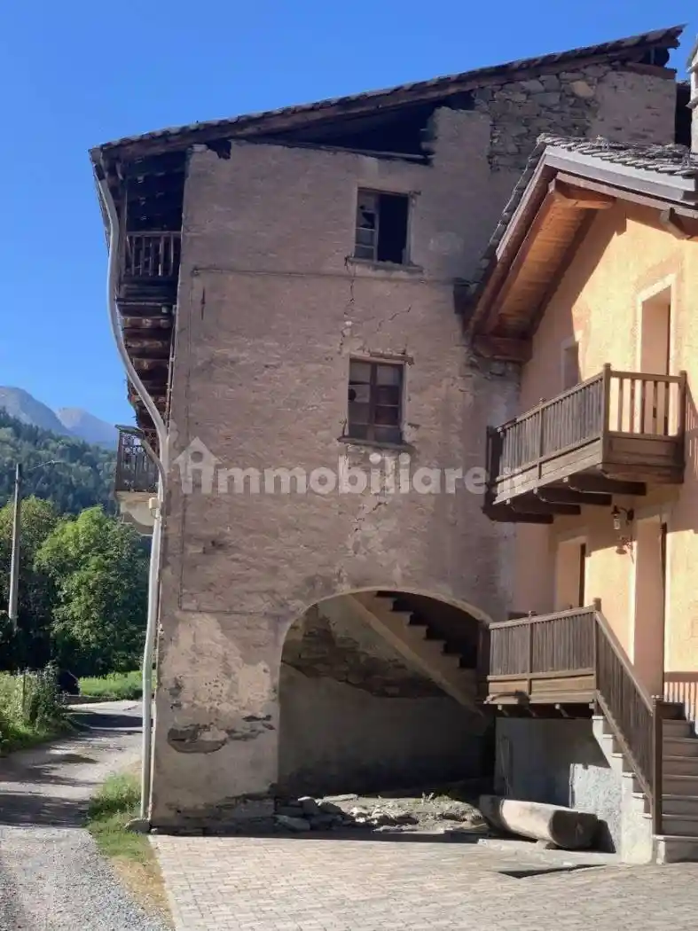 Palazzo - Edificio in vendita a La Salle