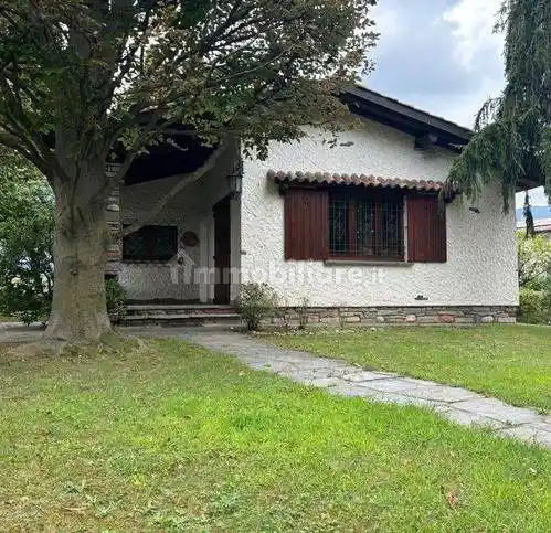 Villa in vendita a Besano