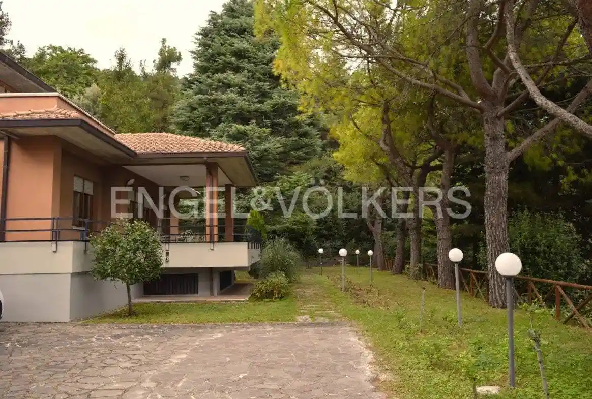 Villa in vendita a Serra San Quirico