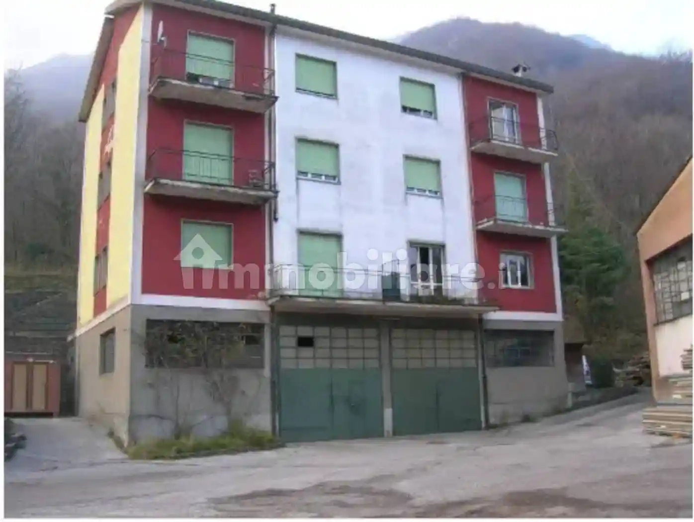 Palazzo - Edificio in vendita a Barni