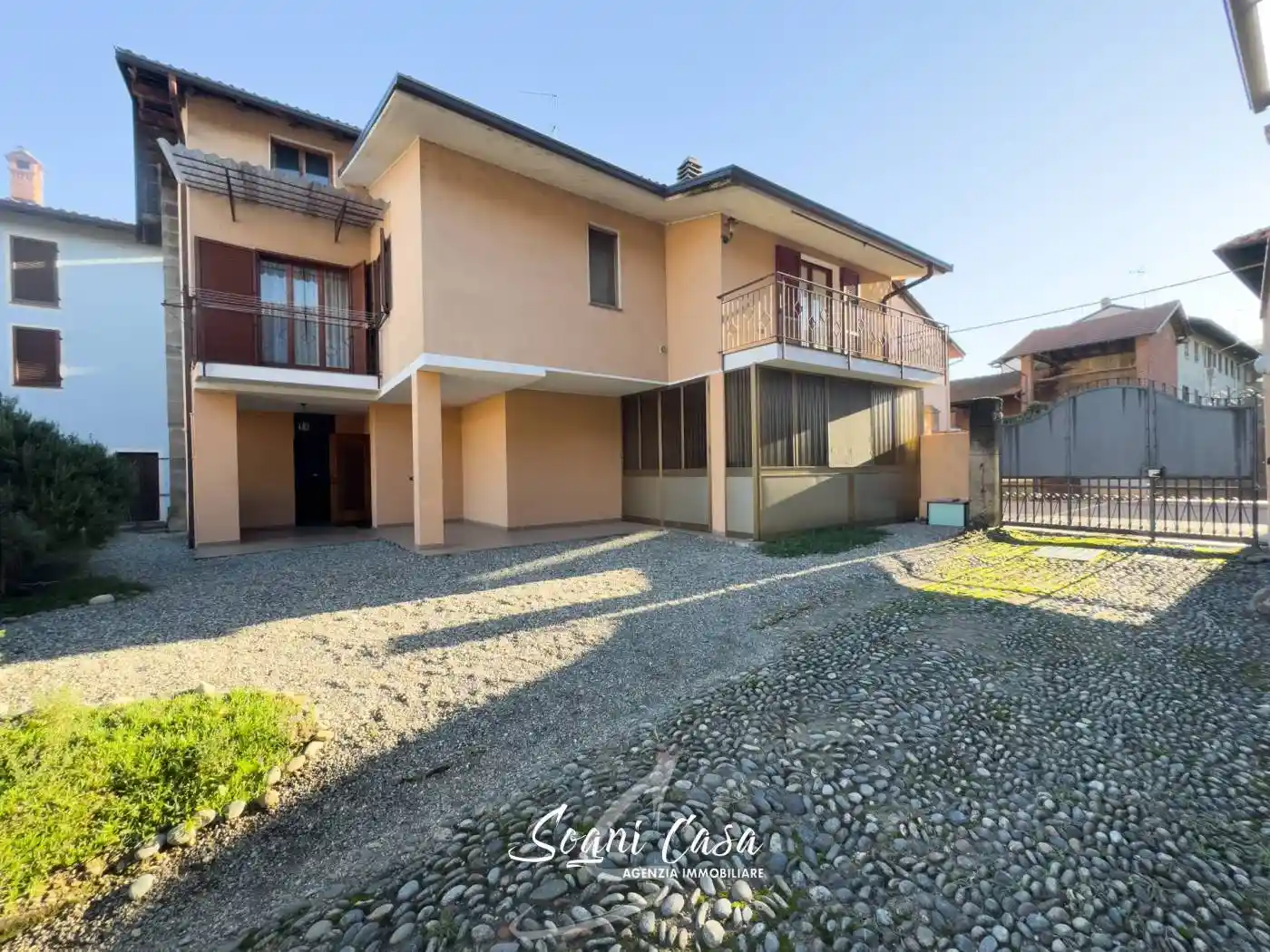 Casa indipendente in vendita a Fara Novarese