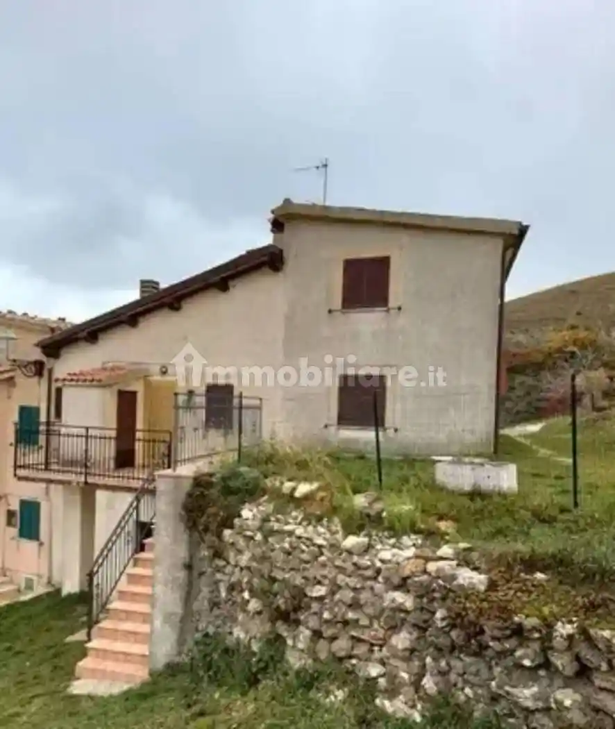Casa indipendente in vendita a Serravalle di Chienti
