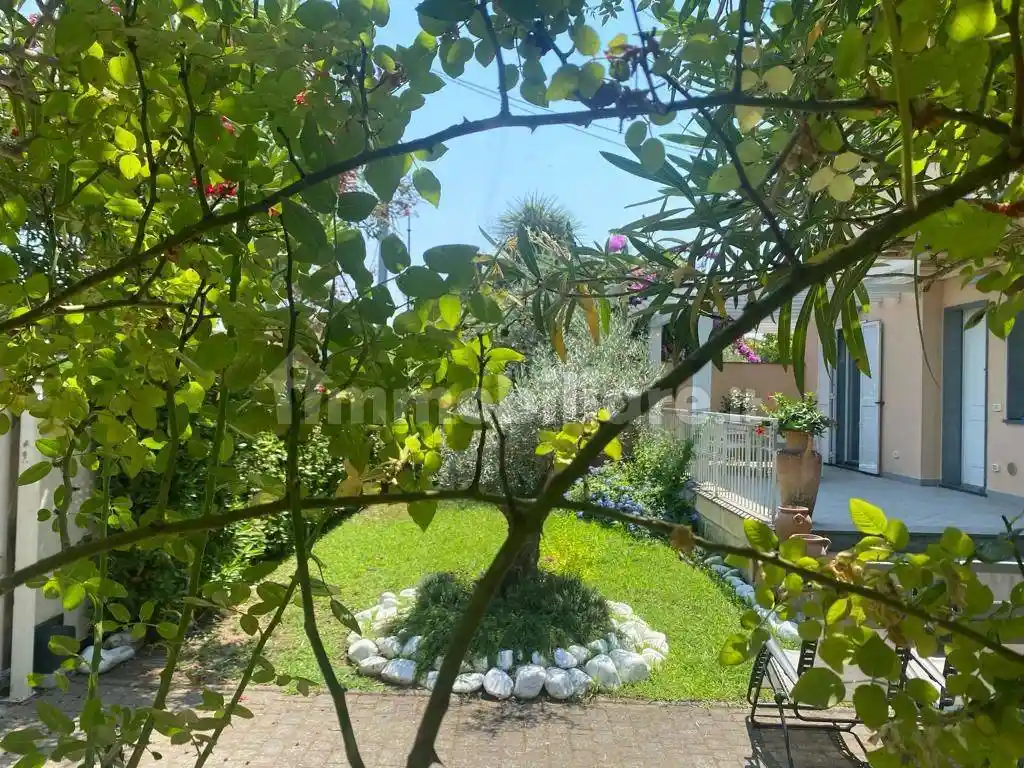 Appartamento in vendita a Montignoso