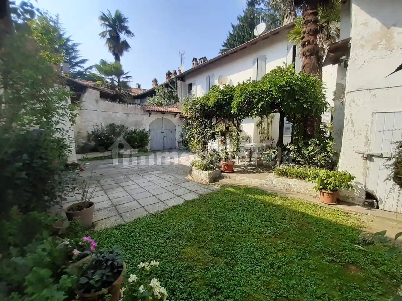 Casa indipendente in vendita a Varallo Pombia