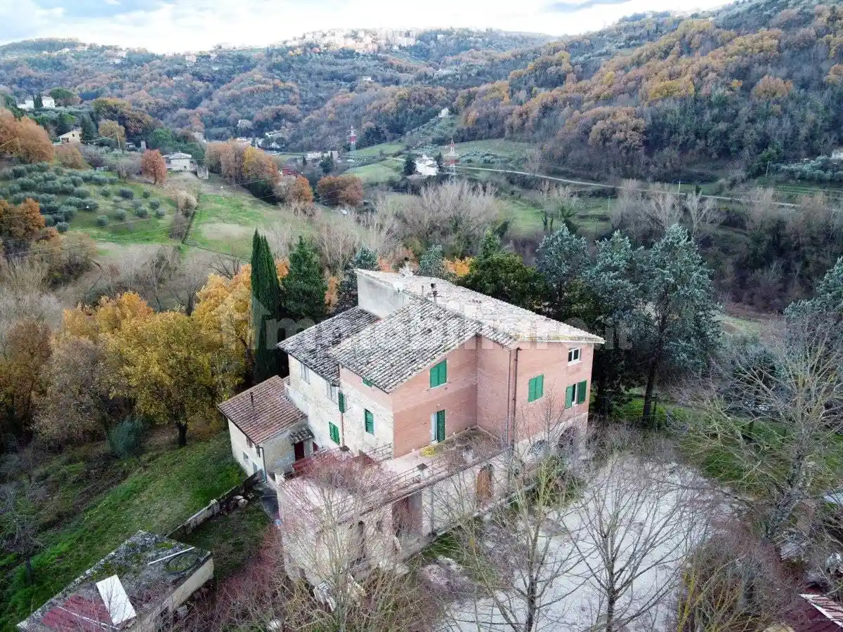 Rustico - Casale in vendita a Perugia