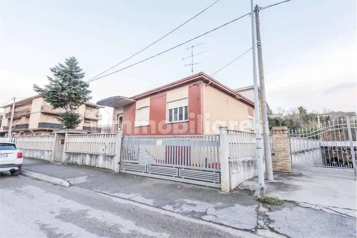 Villa unifamiliare via Vestina, 405, Villa Carmine, Montesilvano - foto 2