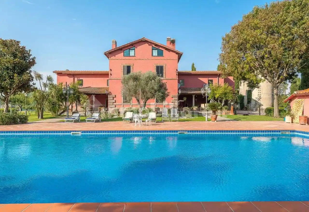 Palazzo - Edificio in vendita a Roma