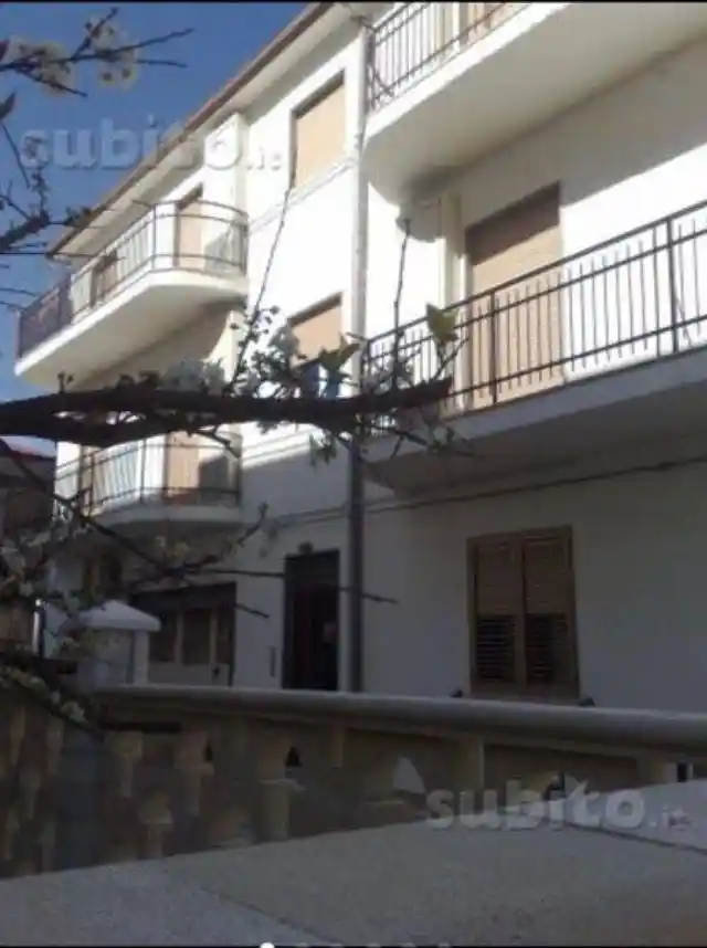 Palazzo - Edificio in vendita a Crucoli