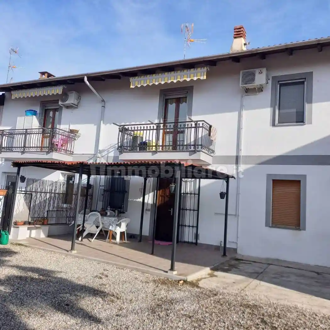 Casa indipendente in vendita a Novara