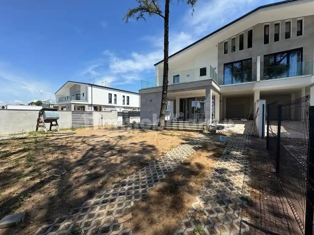 Villa plurifamiliare via Ermanno Wolf-Ferrari 20, Infernetto, Roma - foto 2