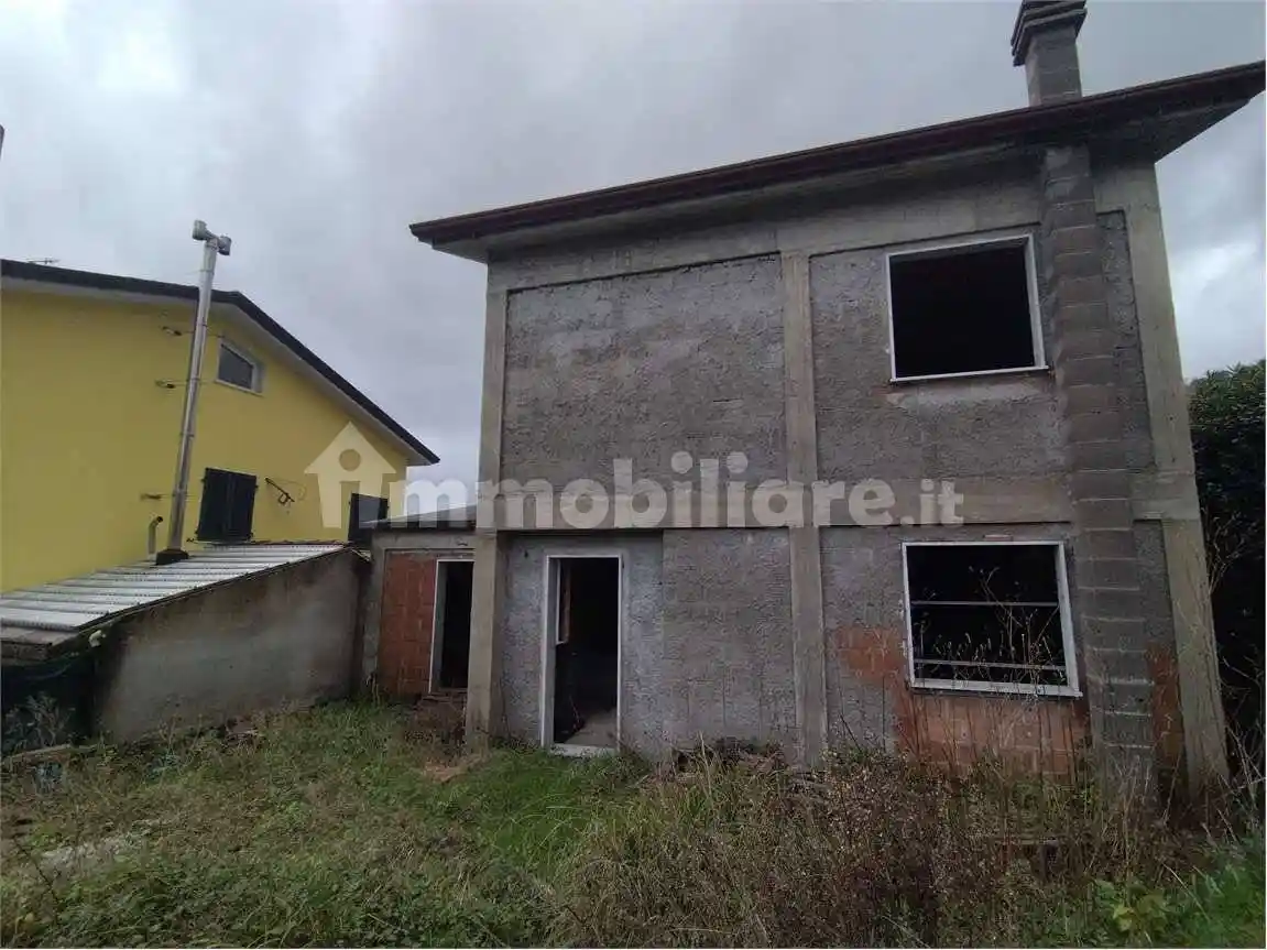 Casa indipendente in vendita a Luni