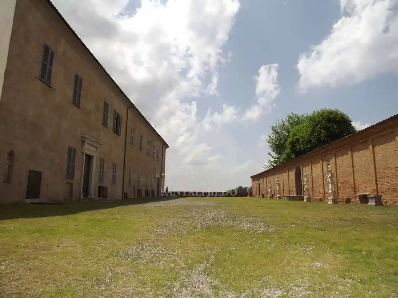 Palazzo - Edificio in vendita a Alba