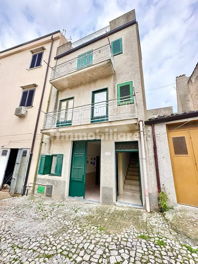 Casa indipendente in vendita a Palazzo Adriano