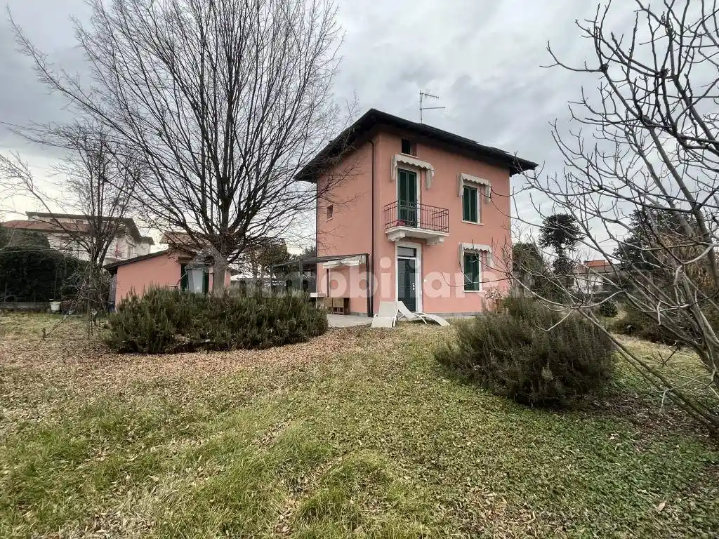 Villa in affitto a Angera
