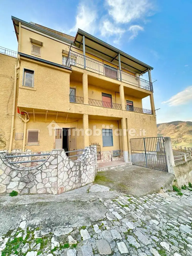 Appartamento in vendita a Palazzo Adriano