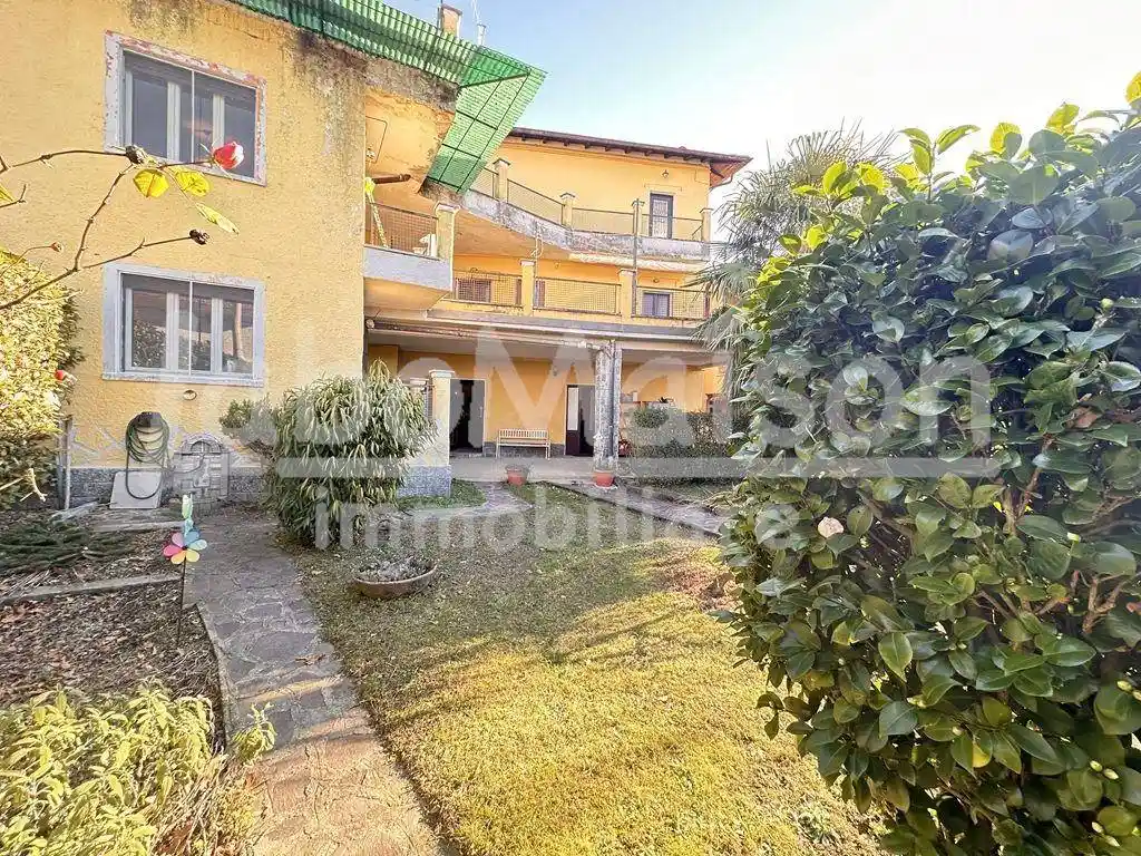 Casa indipendente in vendita a Cocquio-Trevisago