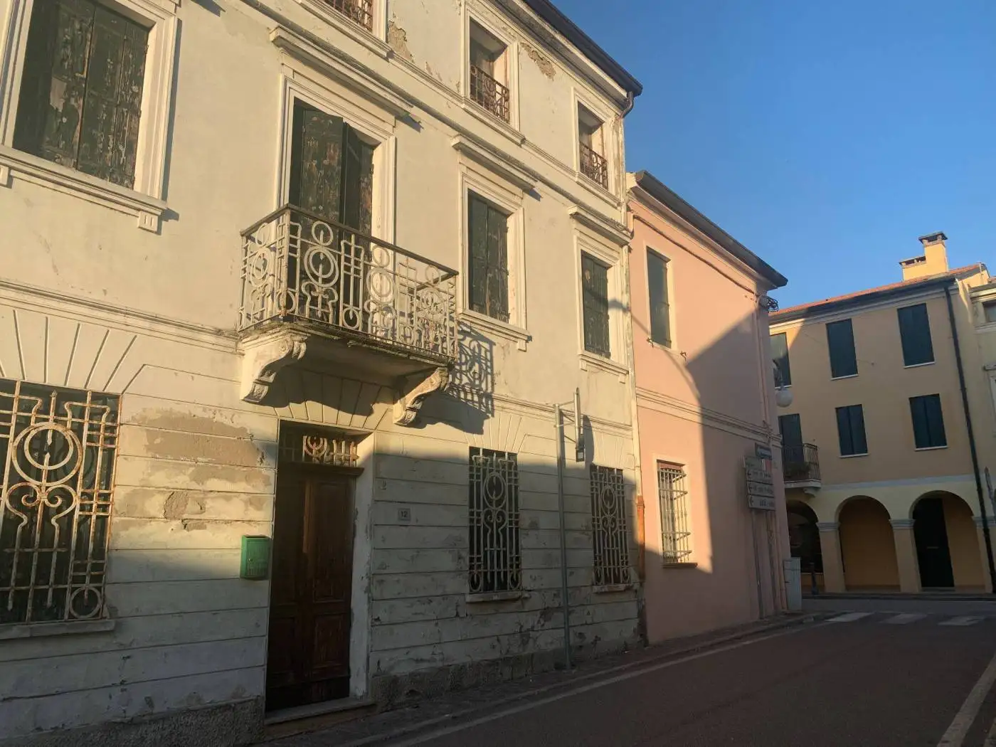 Palazzo - Edificio in vendita a Ficarolo