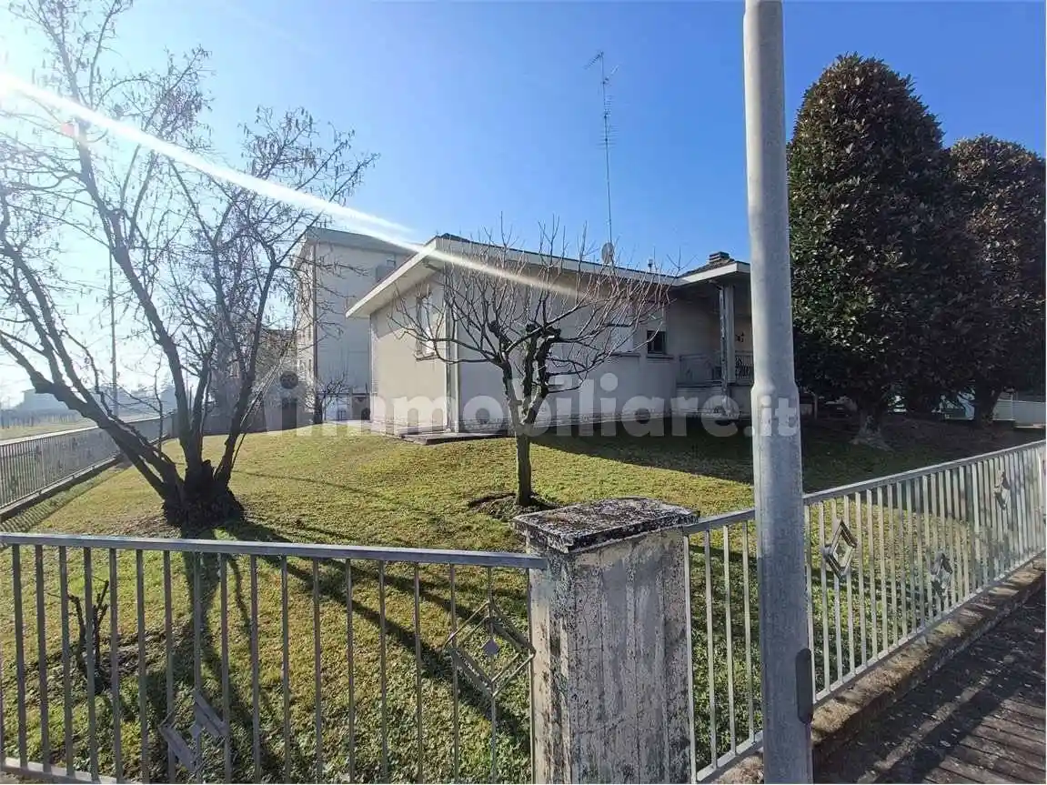 Casa indipendente in vendita a Novi di Modena