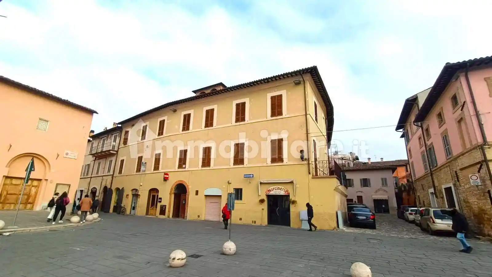 Palazzo - Edificio in vendita a Foligno