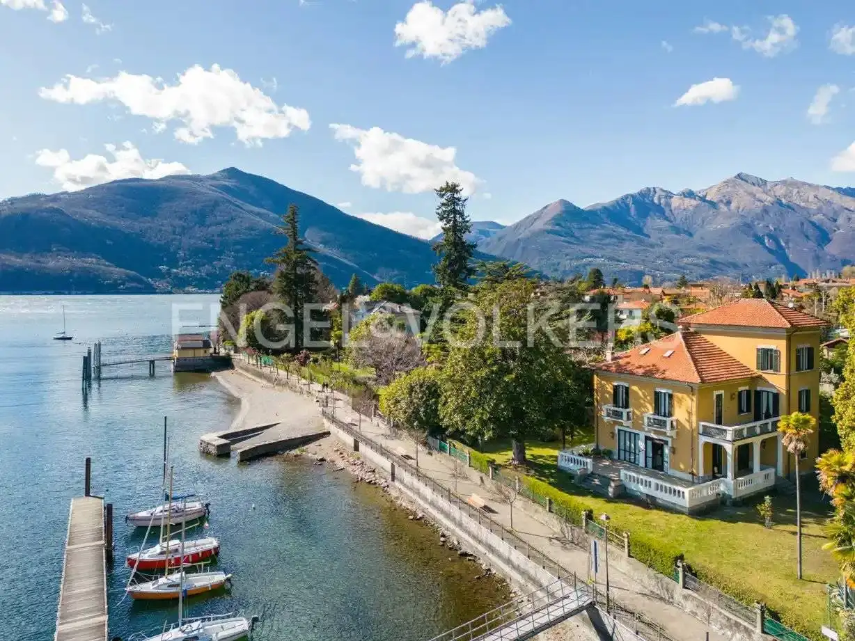 Villa in vendita a Maccagno con Pino e Veddasca
