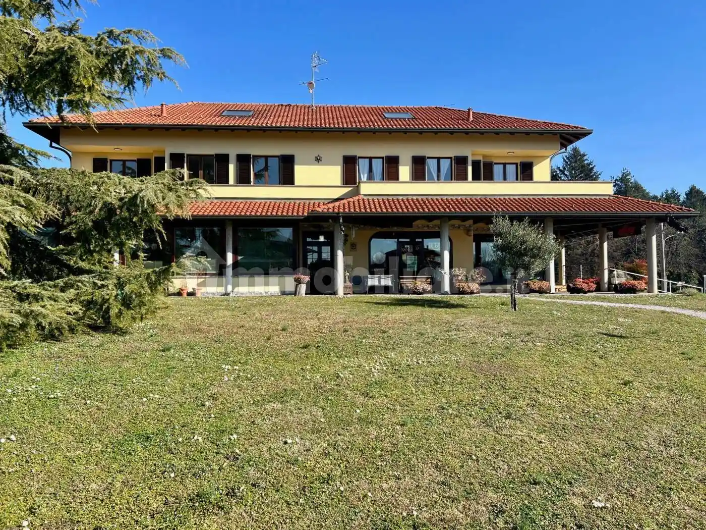 Villa in vendita a Longone al Segrino