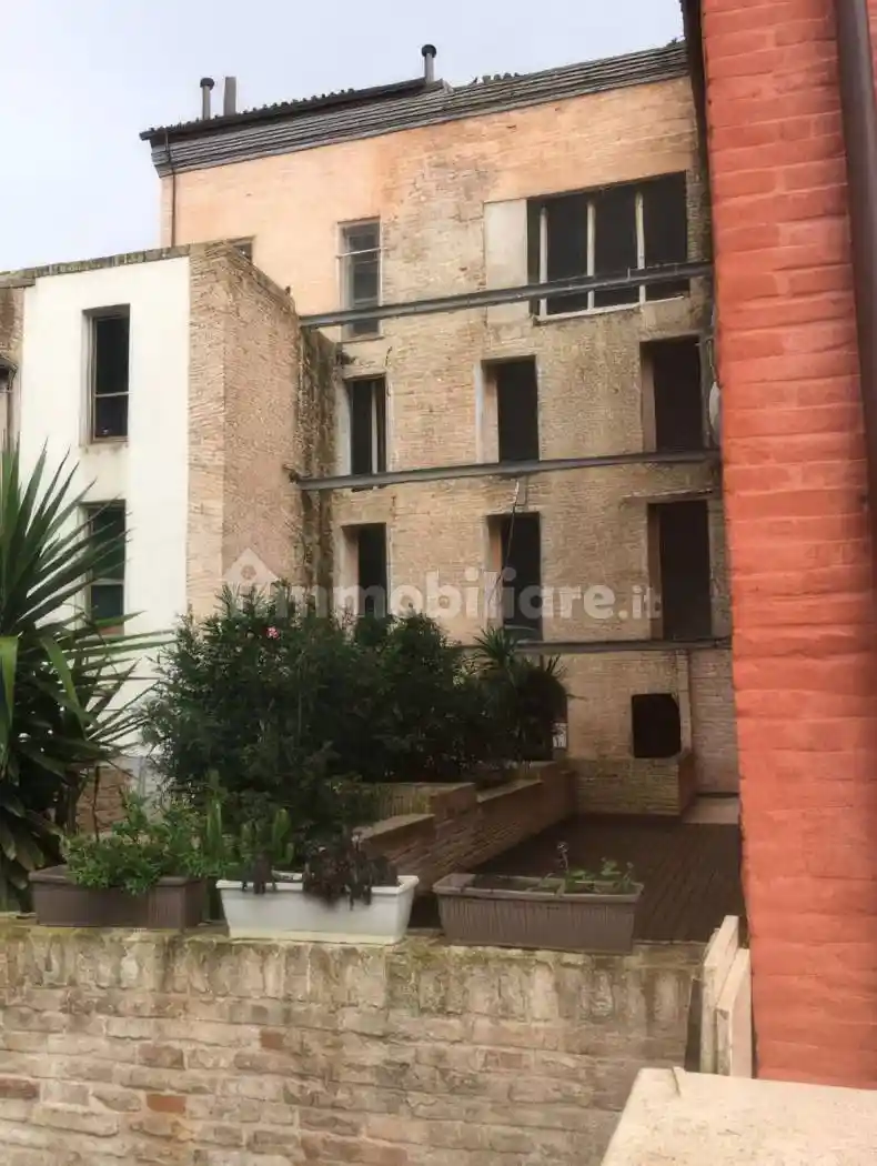 Palazzo - Stabile in vendita a Jesi