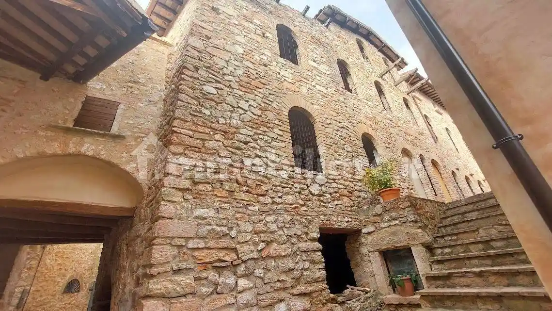 Casa indipendente in vendita a Campello sul Clitunno