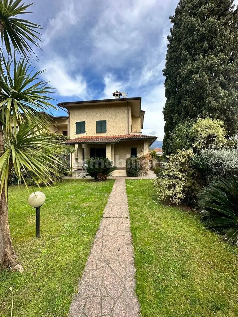 Villa in affitto a Montignoso