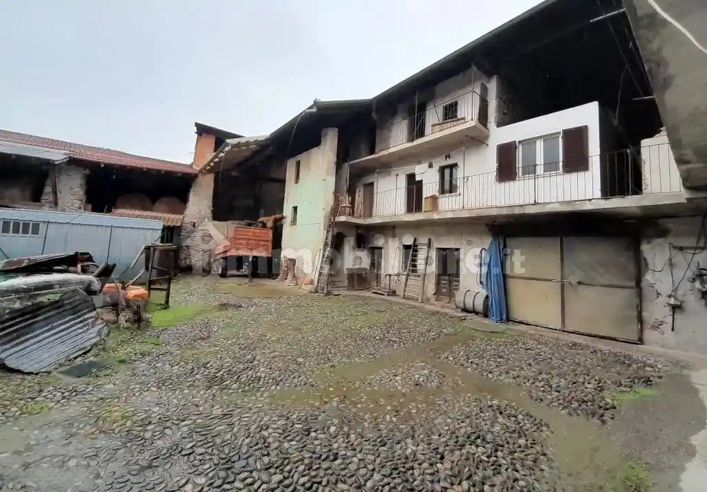 Palazzo - Edificio in vendita a Carpignano Sesia