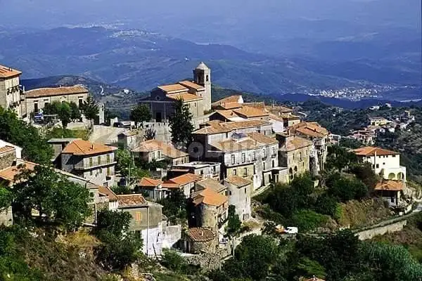 Palazzo - Edificio in vendita a Lustra