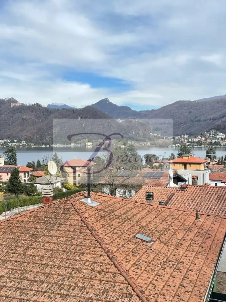 Appartamento in vendita a Brusimpiano