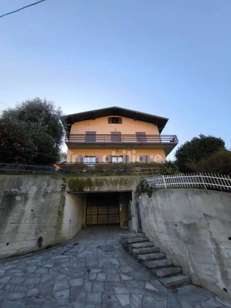 Villa in vendita a Laveno-Mombello