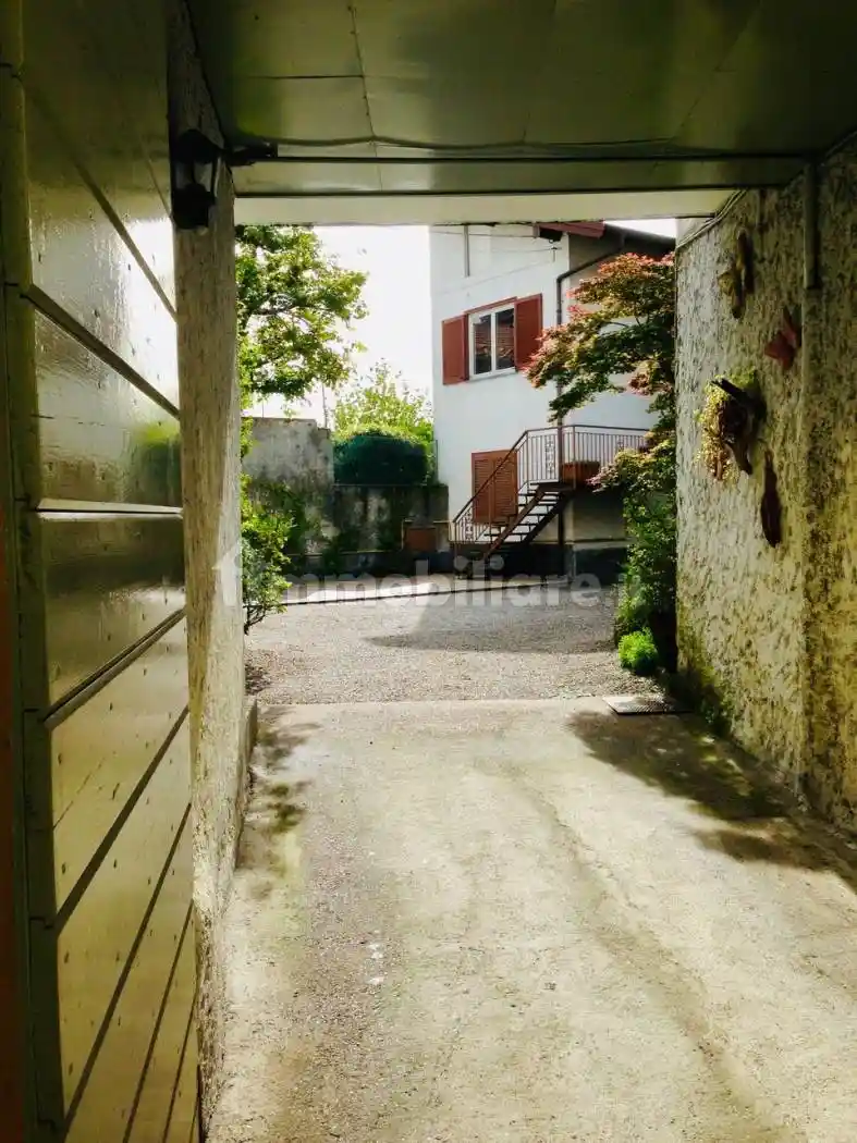 Casa indipendente in vendita a Angera