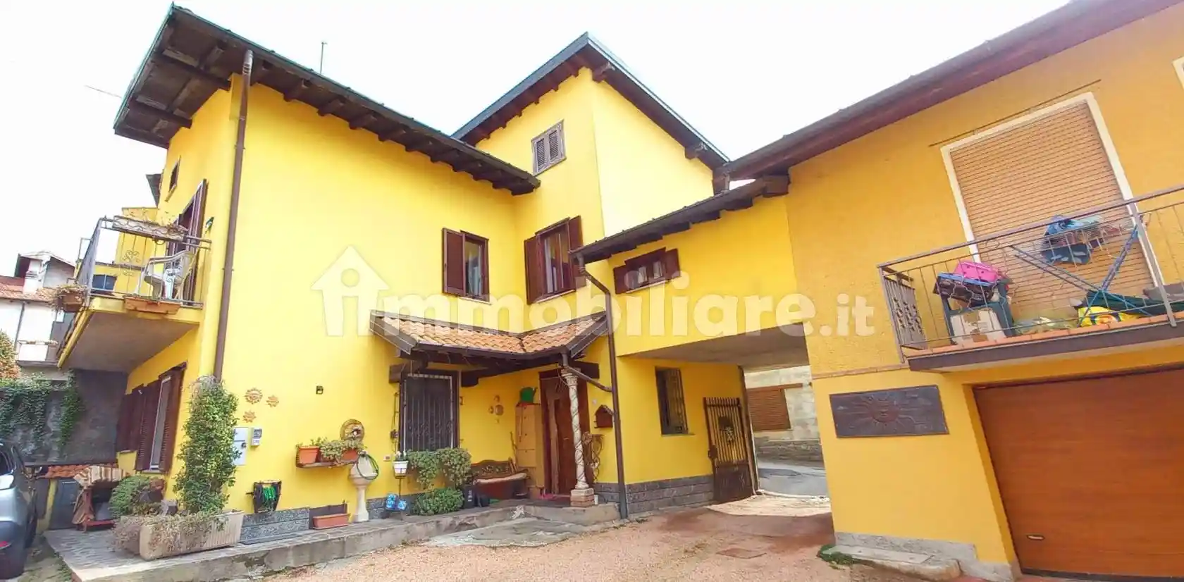 Casa indipendente in vendita a Cocquio-Trevisago