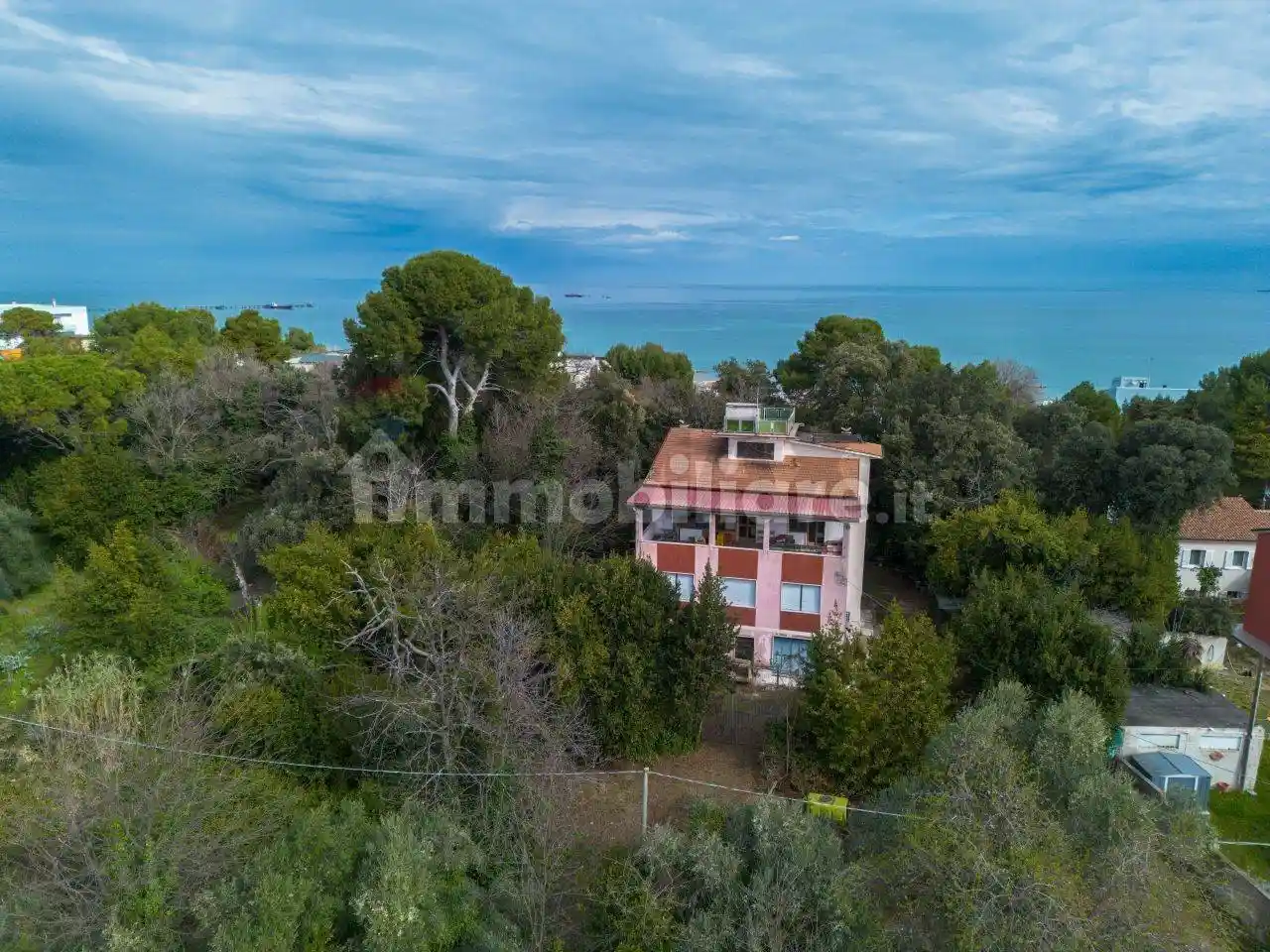 Casa indipendente in vendita a Falconara Marittima