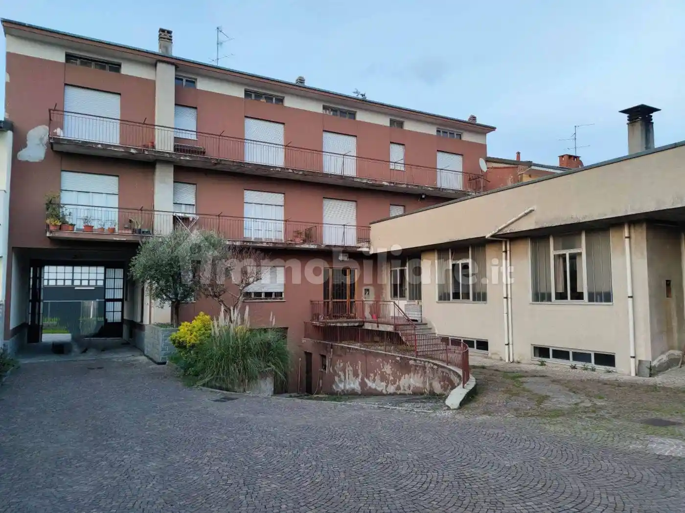 Palazzo - Edificio in vendita a Meda