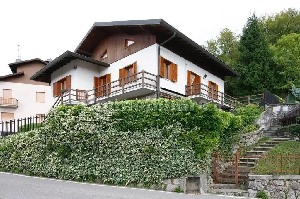 Villa in vendita a Serina