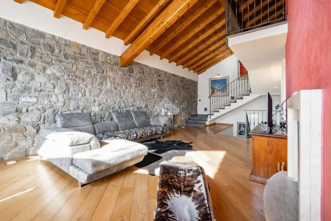 Villa in vendita a Dolzago