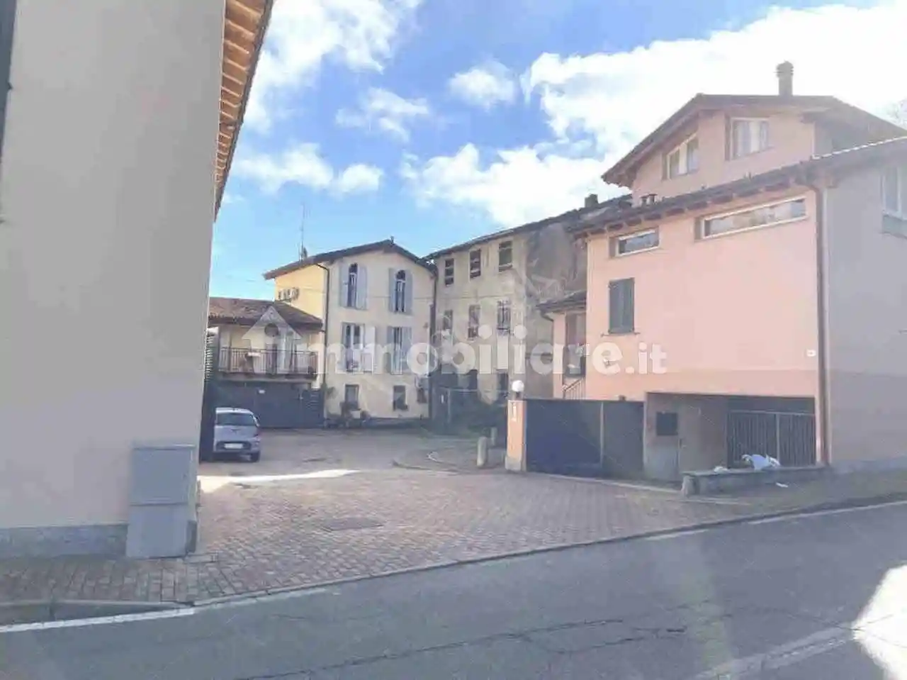 Palazzo - Stabile in vendita a Bosisio Parini