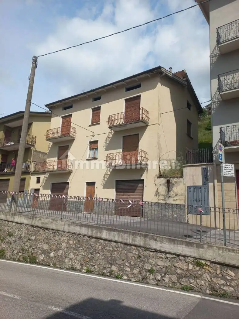 Palazzo - Edificio in vendita a Lodrino