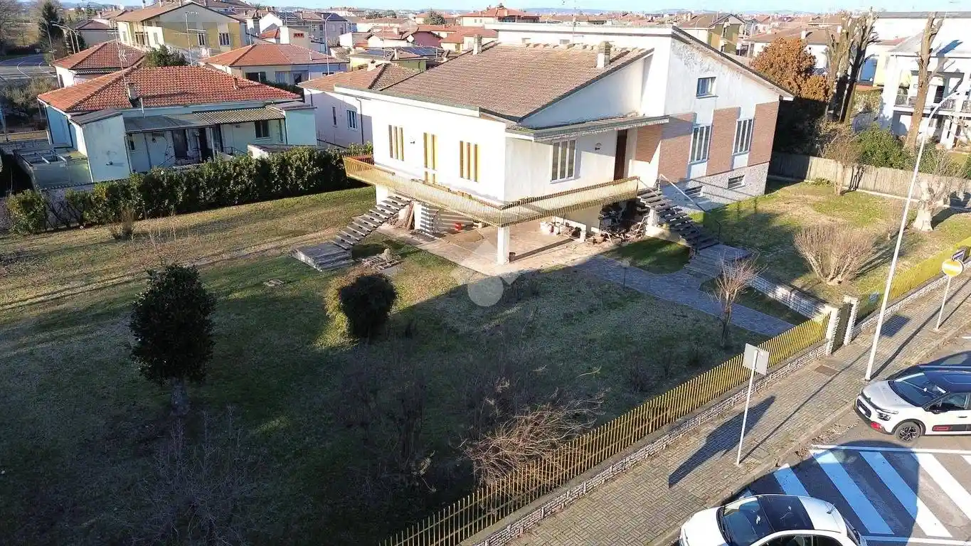 Villa in vendita a Roverbella