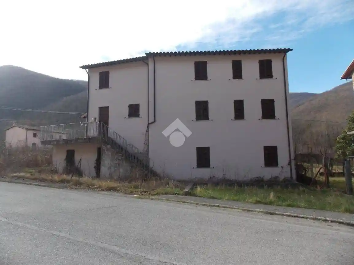 Casa indipendente in vendita a Foligno