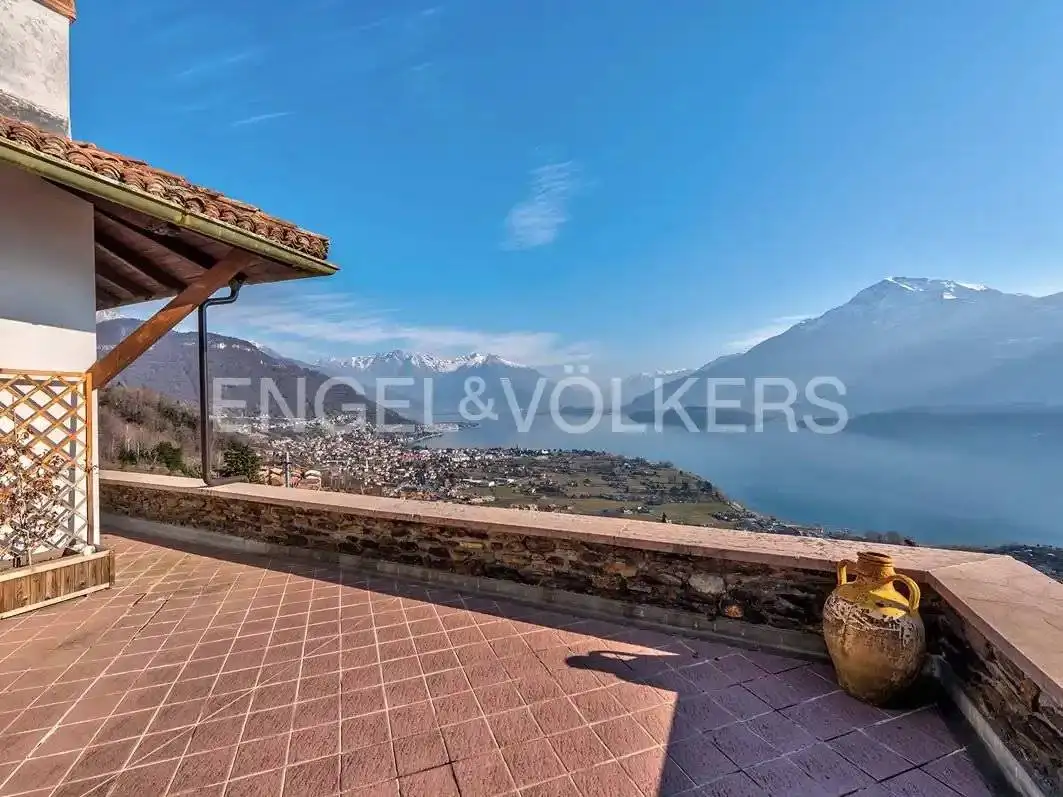 Villa in vendita a Dongo