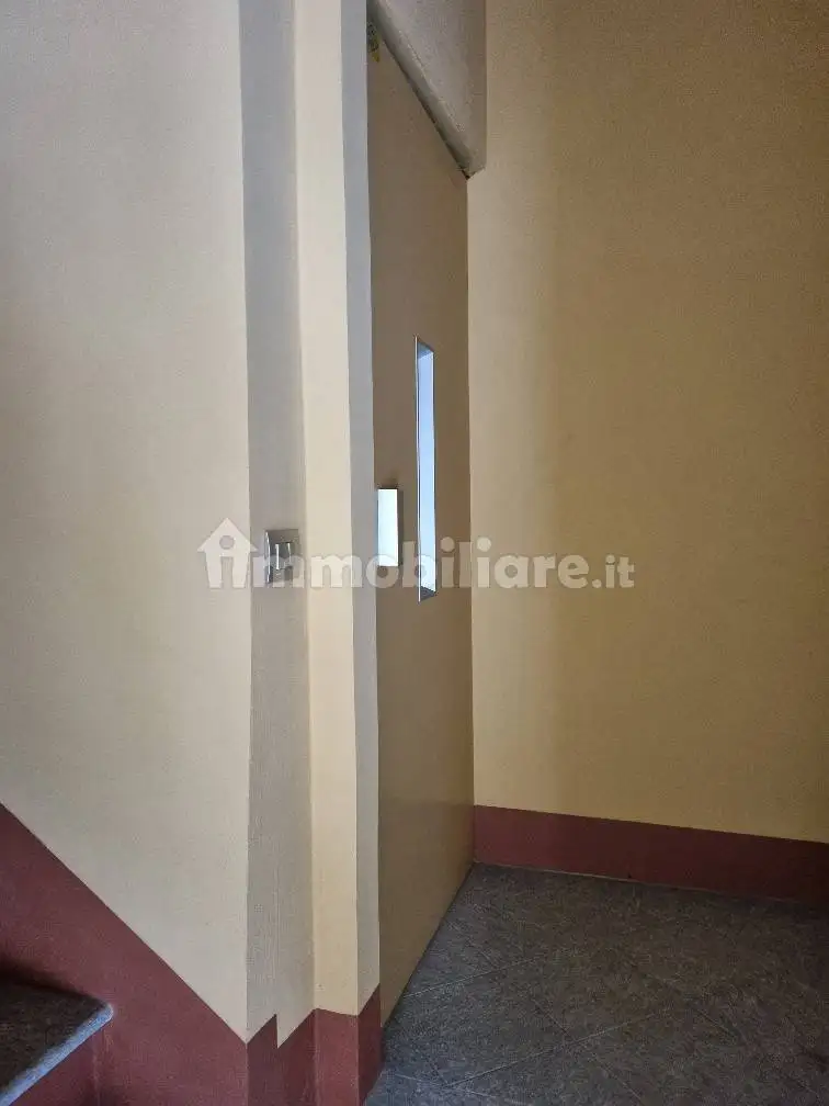 Palazzo - Edificio in Affitto - foto 2