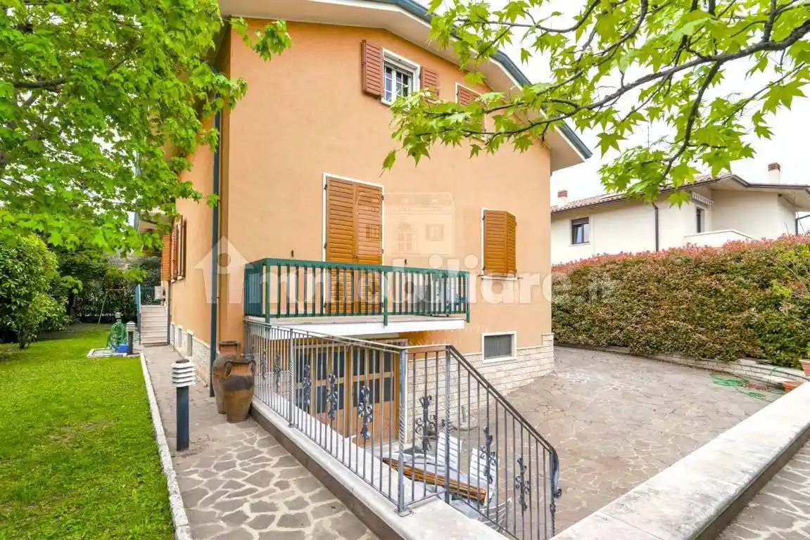 Villa in vendita a Castelnuovo del Garda