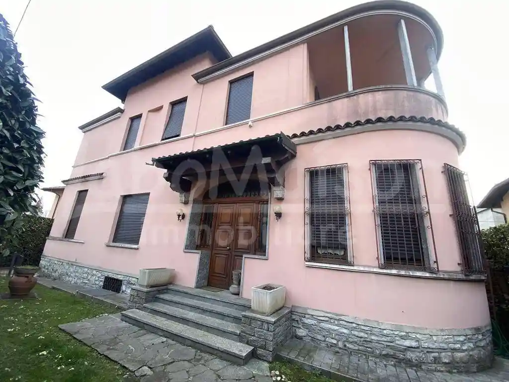 Villa in vendita a Gavirate