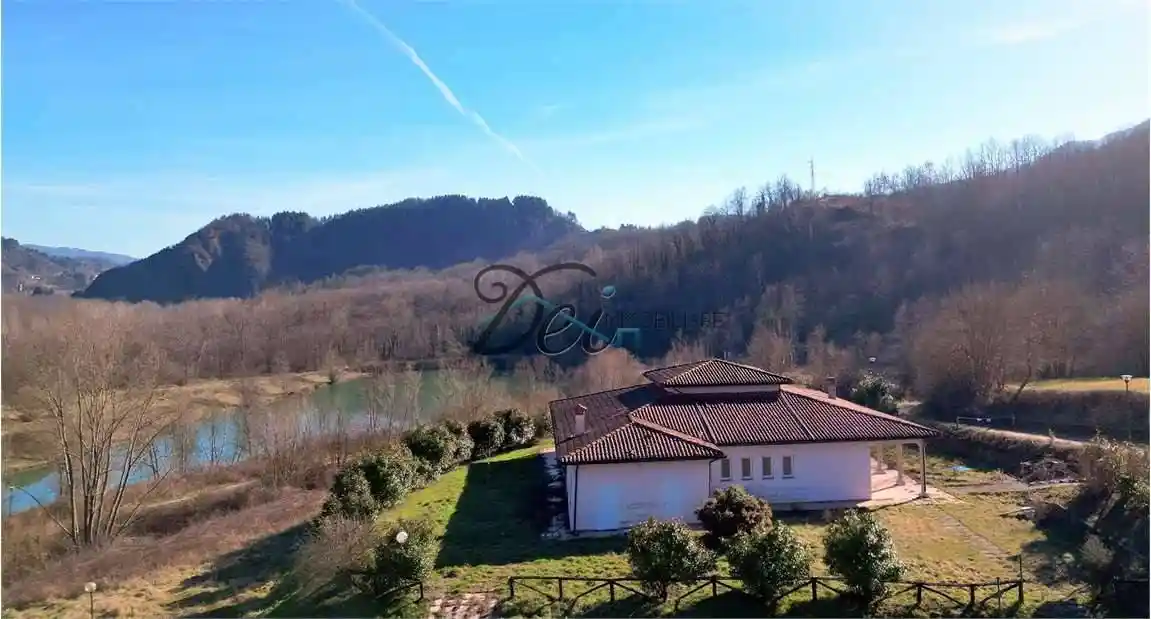 Villa in vendita a Camporgiano